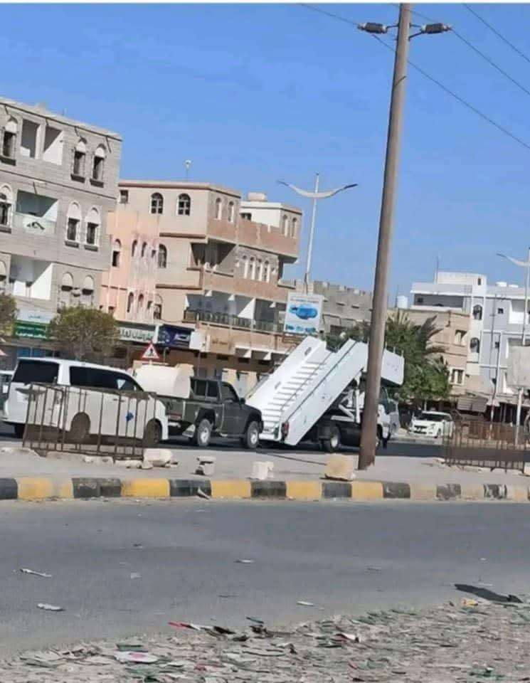 سرقة سلم الطائرة في المكلا