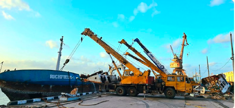 انتشال ثاني أكبر سفينة غارقة في ميناء الاصطياد السمكي بعدن