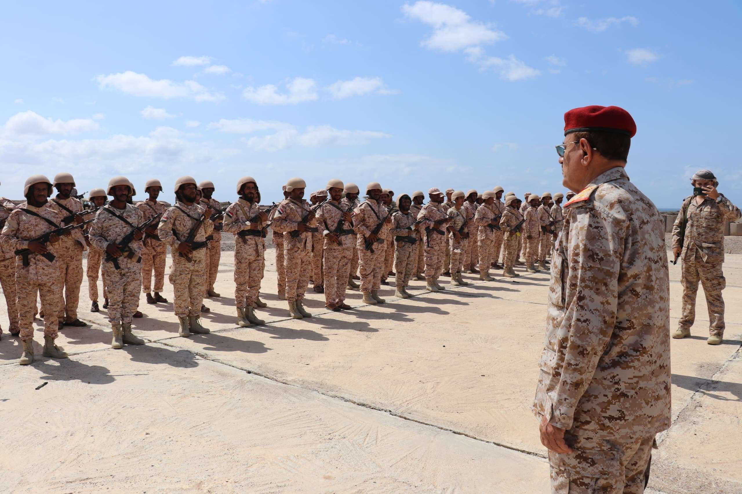 وزارة الدفاع توقف حركة السير مؤقتاً على الخط الدولي بين مأرب وحضرموت لإجراءات أمنية