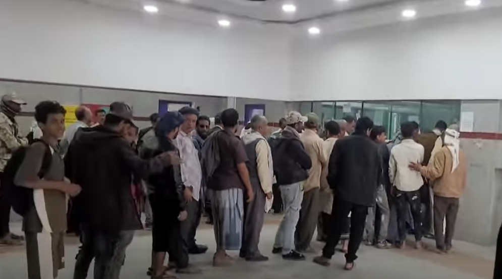 ازدحام خانق أمام فرع "بنك الكريمي" في تعز