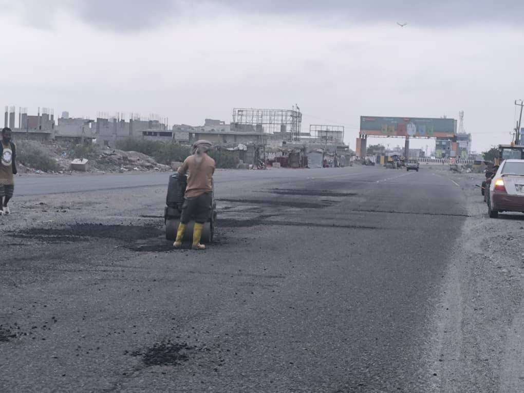 بدء معالجة الحفر الخطيرة في شوارع لحج الرئيسية