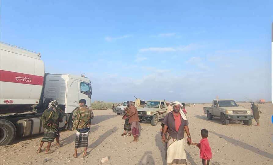 الاشتباك مع خارجين عن النظام والقانون قاموا باحتجاز ناقلات وقود كهرباء العاصمة  عدن