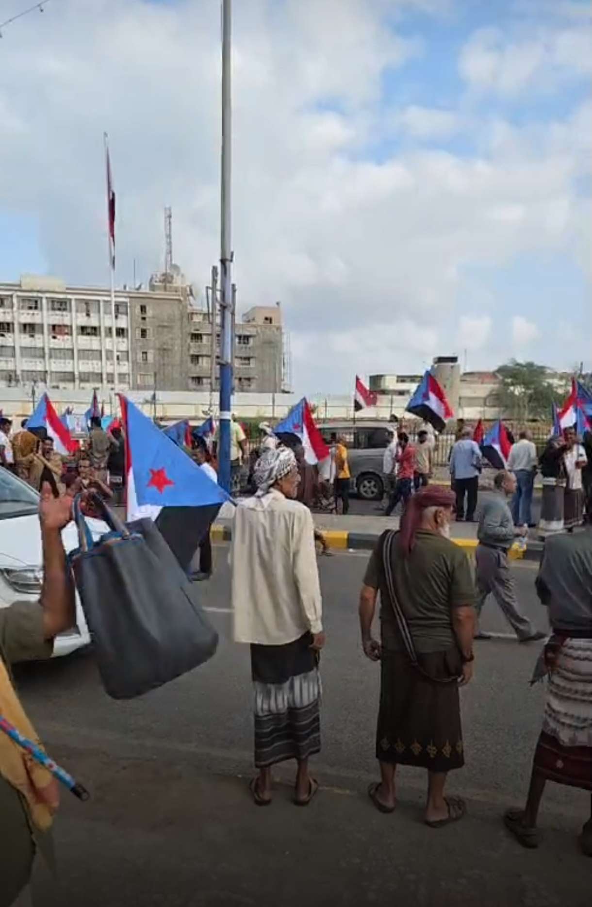 عاجل:العشرات يحتشدون امام مقر جمعية الانتقالي بعدن
