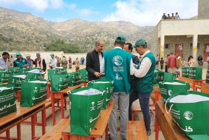 مركز الملك سلمان للإغاثة يوزع قسائم الكسوة الشتوية بمديرية القبيطة في لحج