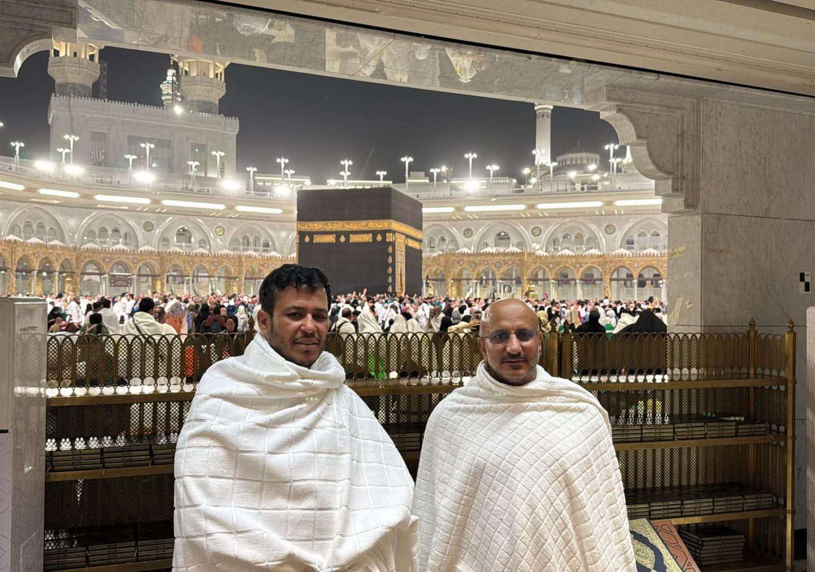 طارق صالح والعليمي يؤدون العمرة