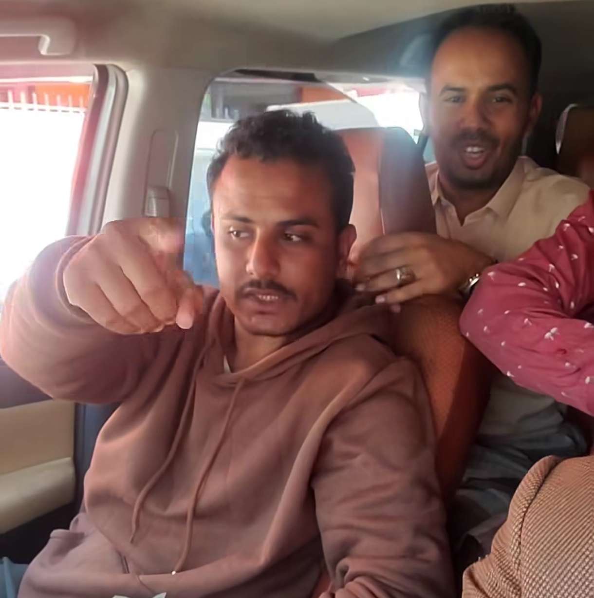 عاجل:اول صورة لعثمان الهندي وهو بطريقه لتسليم مبالغ ضخمة عثر عليها لصاحبها في تعز