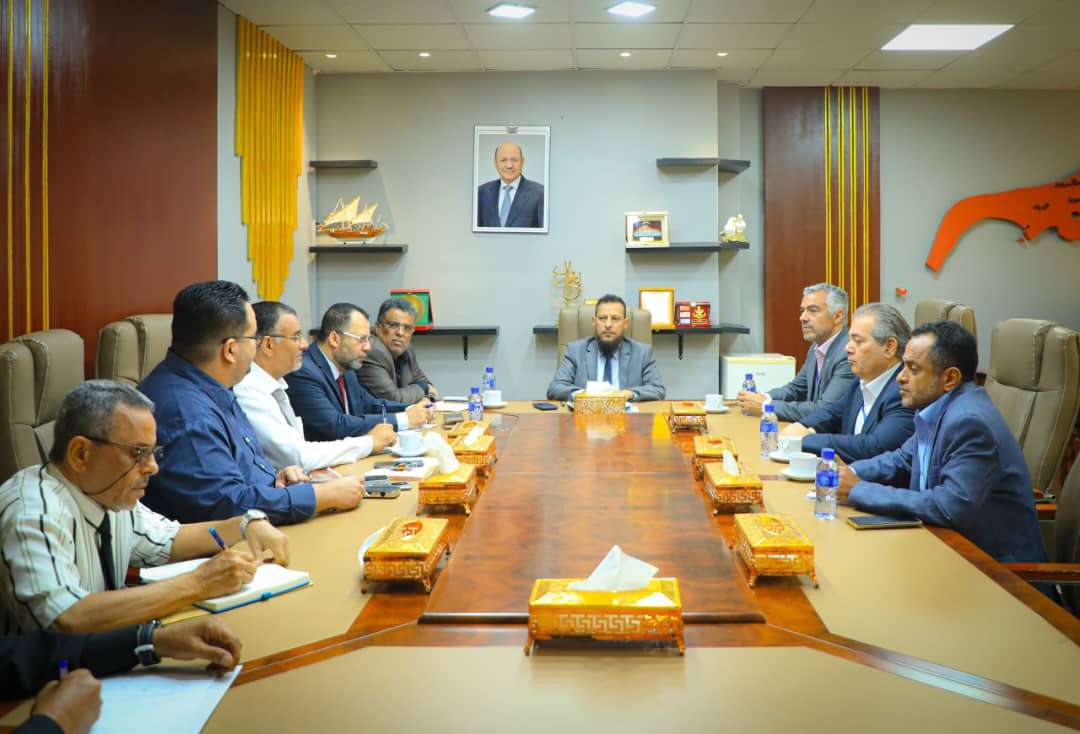 محافظ عدن يبحث مع كبير مستشاري الأمن والسلامة بالأمم المتحدة تعزيز التنسيق الإنساني ويؤكد أهمية نقل مقار المنظمات إلى عدن