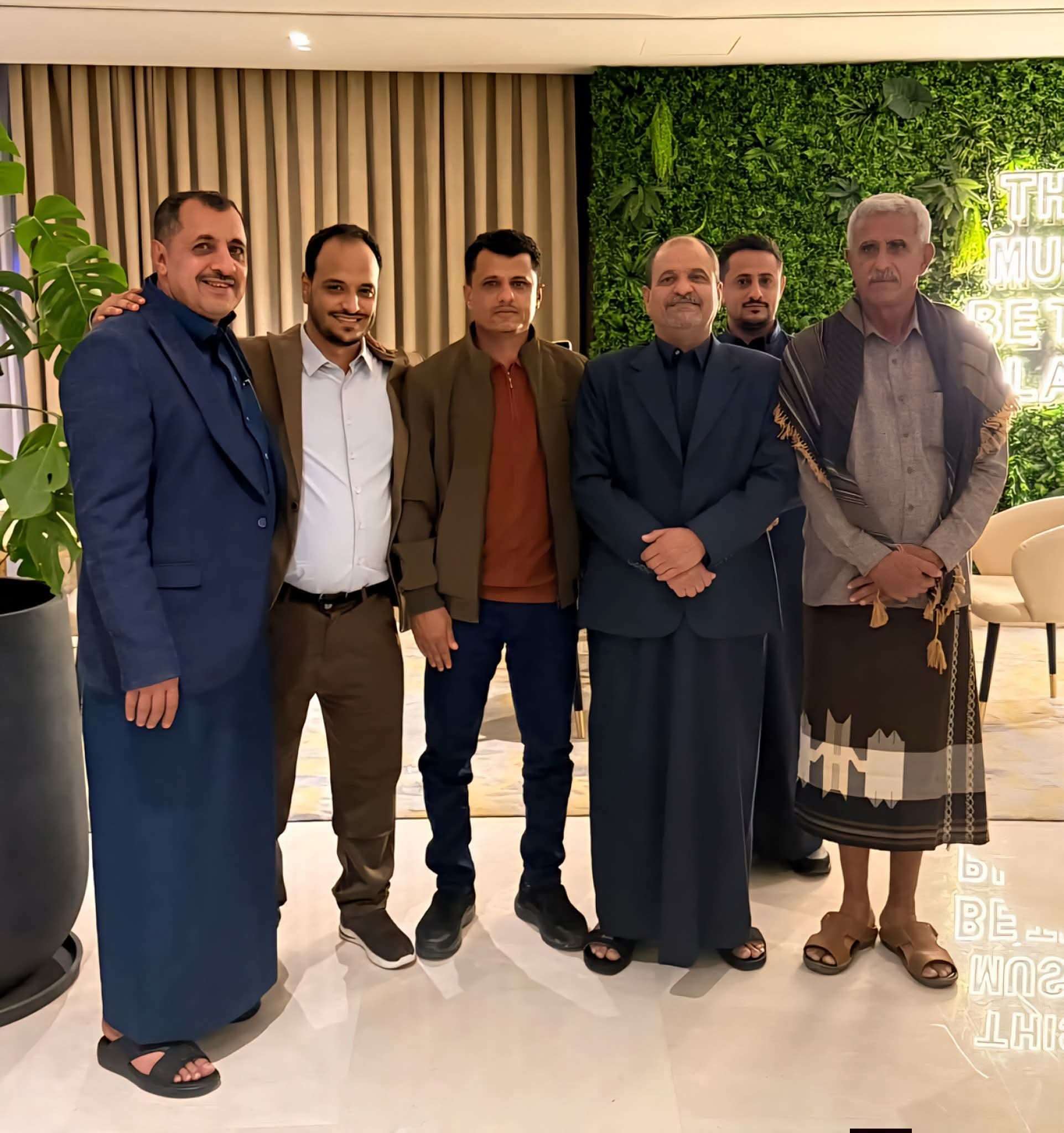 شاهد بالصورة .. شلال شايع يلتقي قائد معركة حضرموت