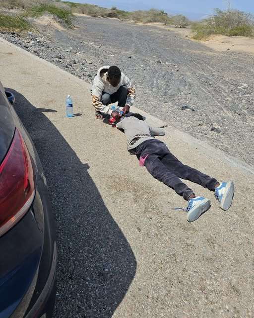 العثور على شابٍ مغشياً عليه من الجوع في طريق عدن–حضرموت وتحذيرات إنسانية