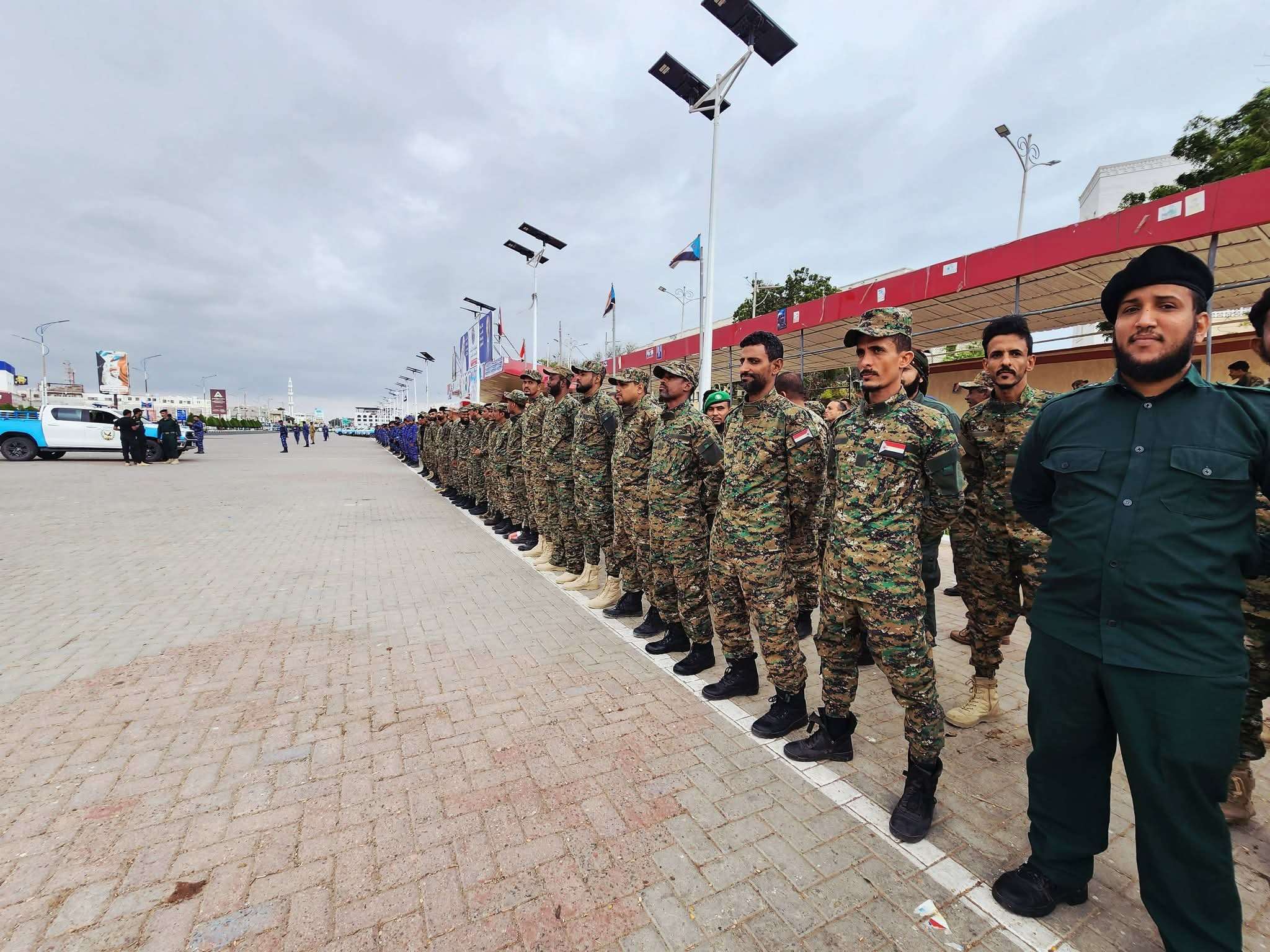 منتسبو ألامن العام بالعاصمة عدن ينظمون وقفة احتجاجية للمطالبة الأشقاء بصرف رواتبهم.