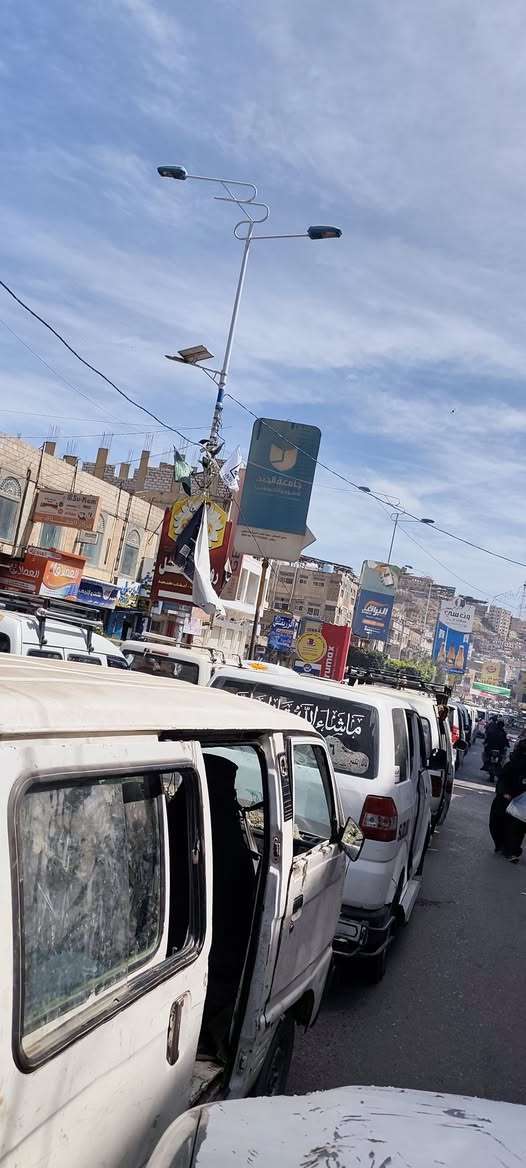 ازدحام مروري كثيف في تعز مع اقتراب شهر رمضان