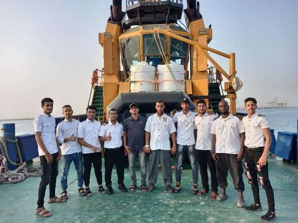 تدريبات ميدانية لطلاب المعهد التقني البحري على متن القطع البحرية بعدن