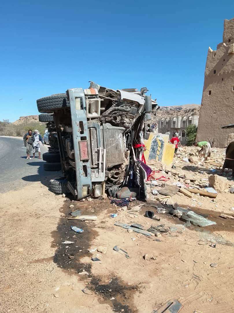 انقلاب قاطرة محمّلة بالذخائر في عقبة لماطر بمحافظة شبوة (صورة)