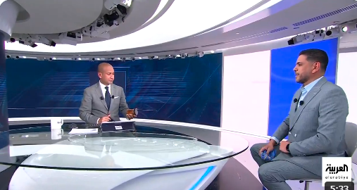 مذيع العربية عادل عيدان يهدي زميله عسلًا دوعنيًا ويروي تفاصيل رحلته إلى اليمن