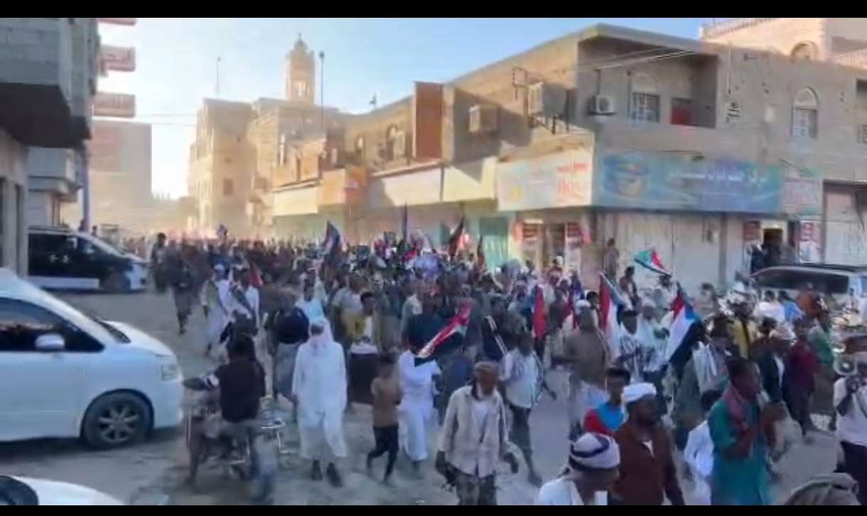 عاجل |مظاهرة حاشدة في شوارع سيئون للمطالبة بـ 