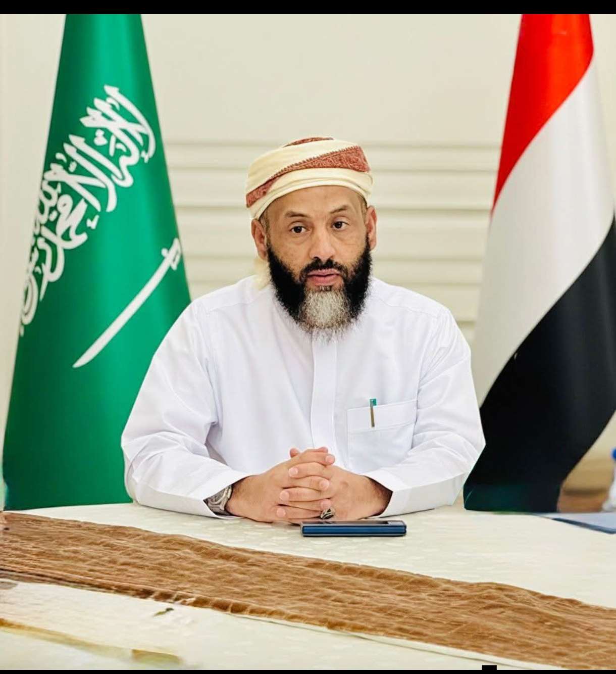 عاجل:اول تعليق لوزير بالشرعية على اقالته