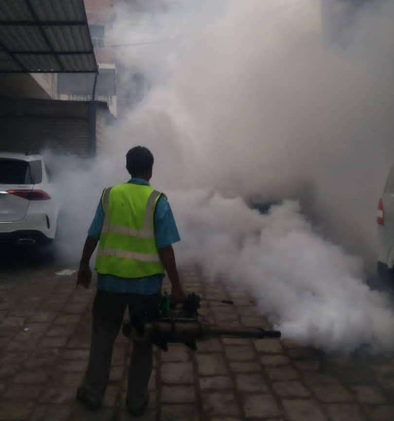 تواصل حملات الرش الضبابي ومكافحة الكلاب الضالة في عدد من احياء مديرية صيرة بعدن