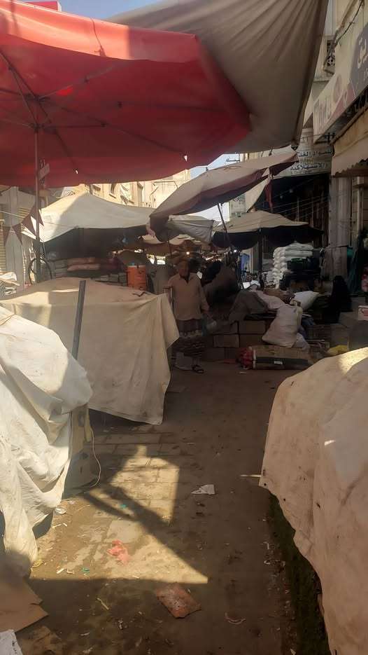 تعز: بائعو الخضار يغلقون بسطاتهم في السوق المركزي احتجاجًا على الجبايات