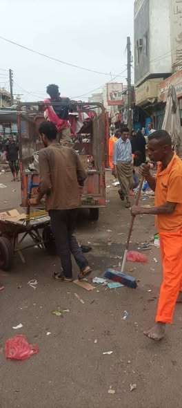 حملة نظافة شاملة في أسواق وشوارع مديرية الشيخ عثمان استعدادًا لشهر رمضان