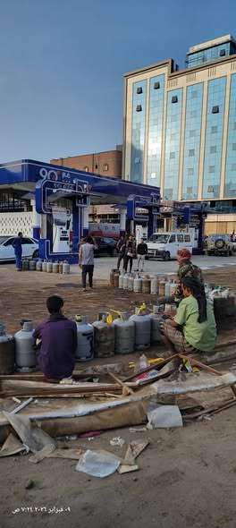 أزمة الغاز تشغل الشارع العدني.. طوابير ومعاناة يومية للمواطنين