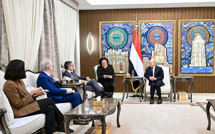 رئيس مجلس القيادة يؤكد التزام اليمن بالشراكة الوثيقة مع المجتمع الدولي في مجال مكافحة الإرهاب وحماية الممرات المائية