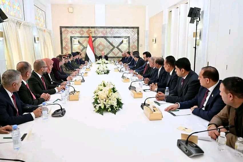 رئيس مجلس القيادة يرأس أول اجتماع للحكومة الجديدة وهذا ما تم مناقشته