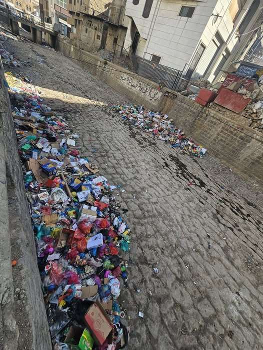 مواطن من تعز يناشد السلطة المحلية بعد نشر صورة لحارته في شارع التحرير الأسفل