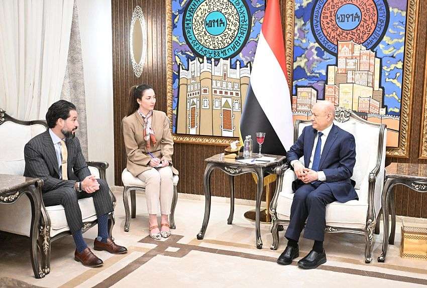 رئيس مجلس القيادة يشيد بالضغوط الامريكية القصوى على المليش يات الحو ثية والنظام الاير اني