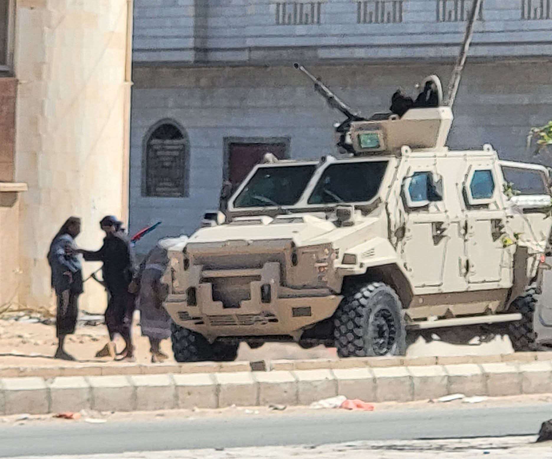 عاجل:تصعيد خطير في عتق: عناصر مسلحة تقتحم مبنى الإدارة المحلية وتعتدي على القوات الحكومية وحالة فوضى