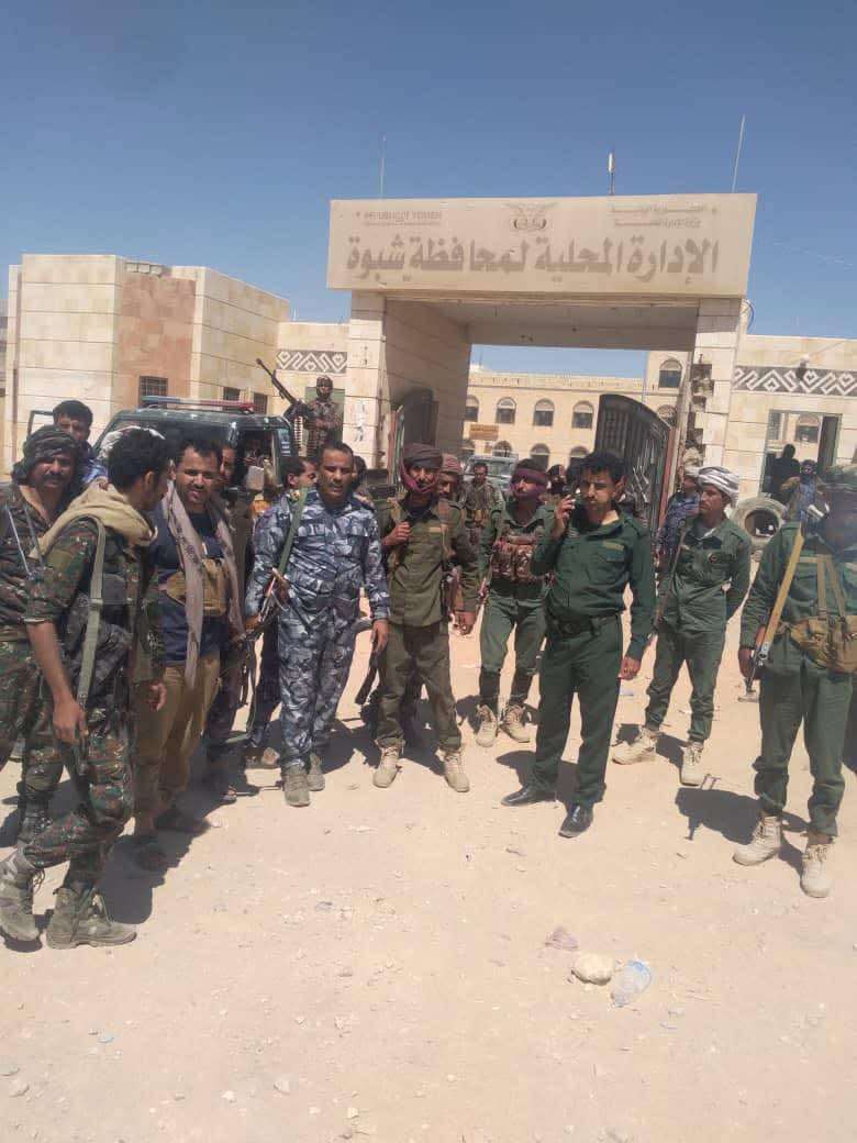 عاجل:قوات الشرعية تحسم الموقف في عتق وتستعيد مبنى المحافظة