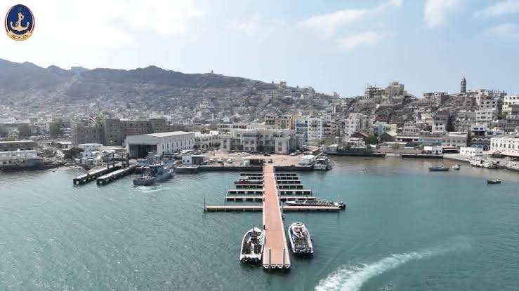 عدن: خفر السواحل يستلم مشروع الرصيف العائم بقطاع خليج عدن بدعم بريطاني