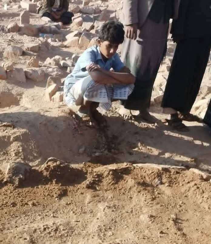 عتق تلملم جراحها.. وصورة طفل شبواني قتل والده تهز المشاعر بعد الاحداث الدامية