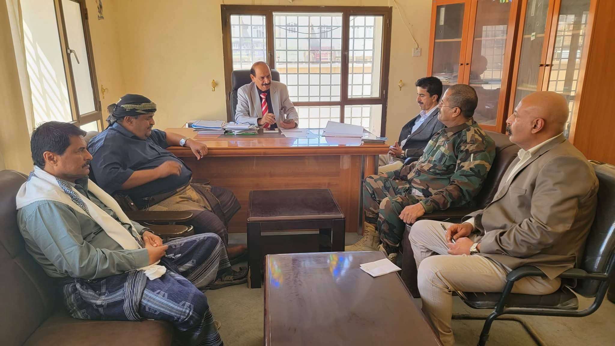 عاجل: لجنة التحقيق في أحداث ديوان المحافظة بمدينة عتق تعقد اجتماعها الأول وتقر آلية عملها