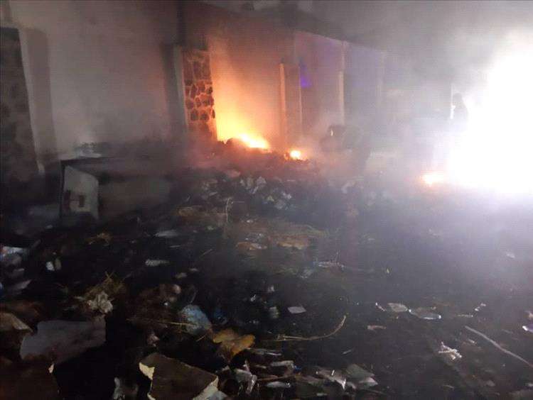 إخماد حريق نشب قرب المستودعات الطبية بحوش الجمهورية بعدن