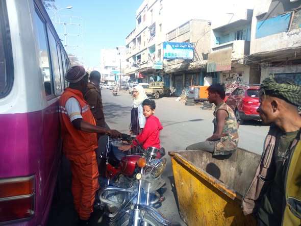 مديرة صندوق النظافة تتفقد أعمال النظافة في عدد من أحياء تعز