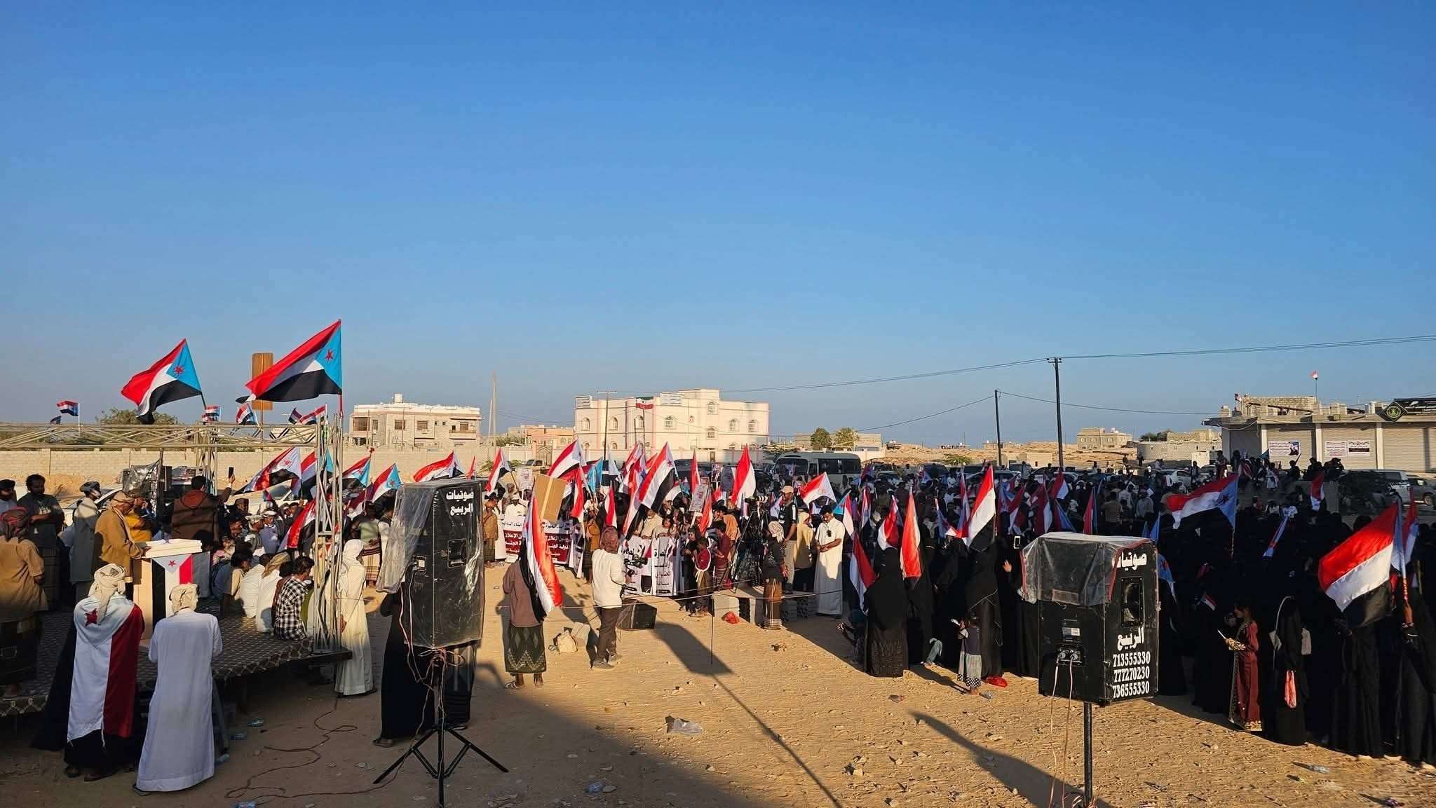 جماهير المهرة تخرج في تظاهرة حاشدة تأييداً للمجلس الانتقالي