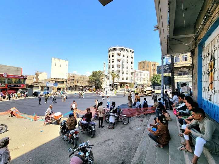 إشادة شعبية بجهود المشمر في تعبيد شوارع مديرية القاهرة بتعز