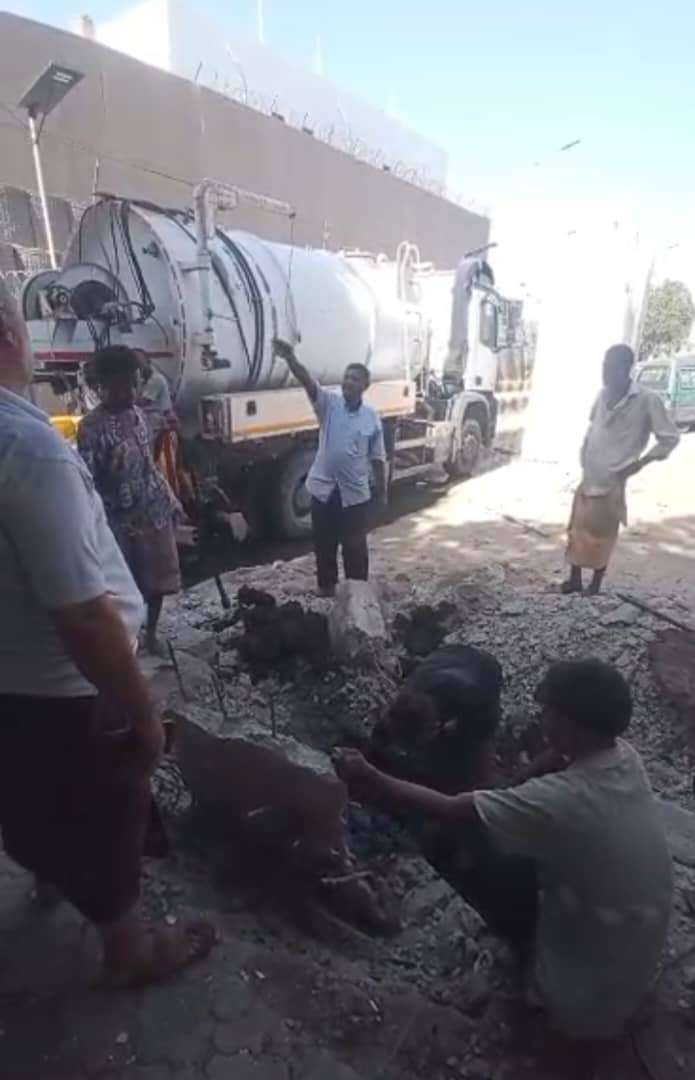 مؤسسة مياه عدن تنفذ حملة فتح انسدادات وتصفية شبكة الصرف الصحي بحي السفارات بخور مكسر