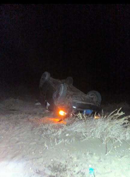 تراكم الرمال يتسبب بحادث على طريق أبين