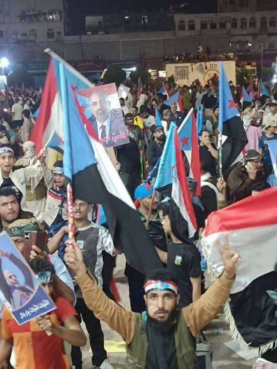 رفع صور عيدروس الزبيدي في عدن