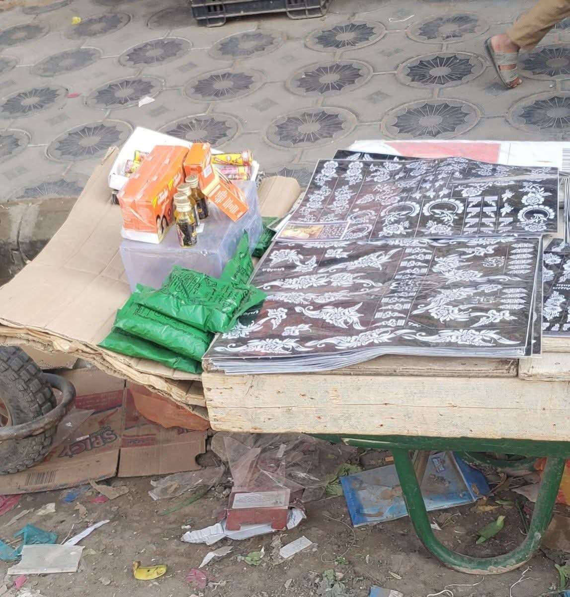 عامل نظافة يعتدي على بائع متجول بسبب عدم إعطائه مبلغ مالي