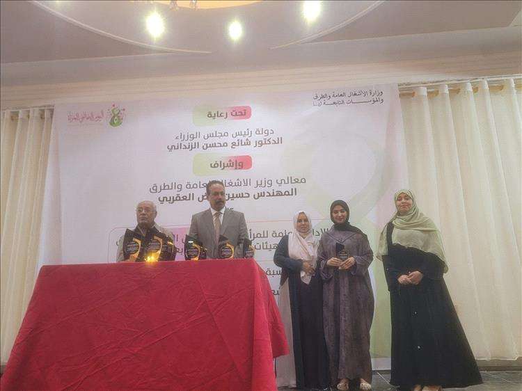 وزير الأشغال يقوم بهذا الامر بعدن