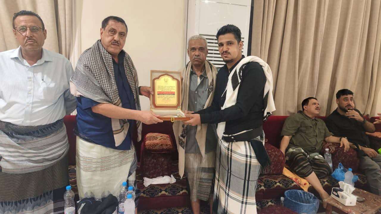 قيادات أمنية ومجتمعية تؤدي واجب العزاء في وفاة العميد وحيد عبدالوالي بعدن.