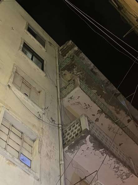 سقوط أجزاء من مبنى متهالك بالتواهي على رأس طفلة فجر اليوم