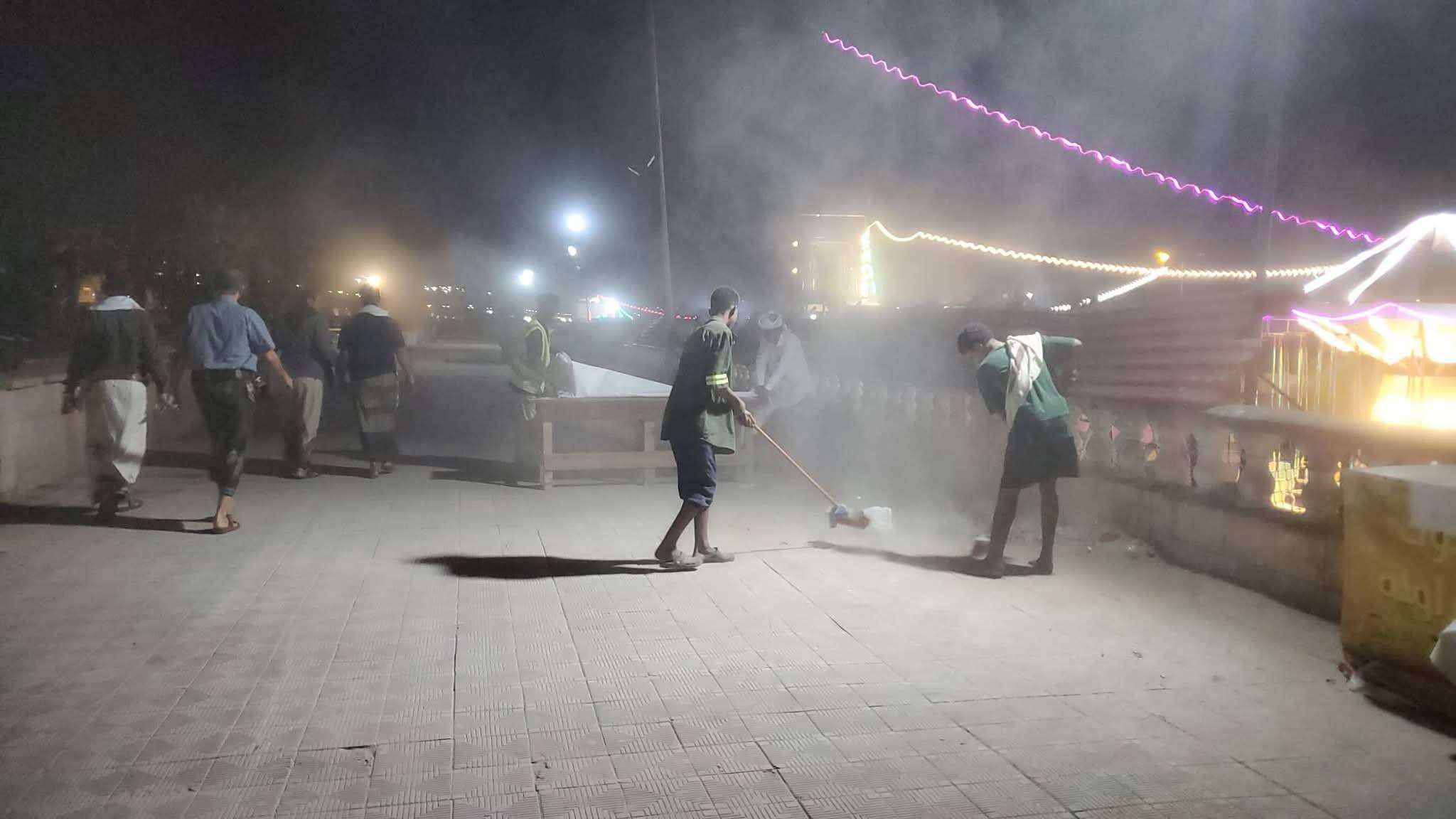 صيانة وتشجير كورنيش الستين بالمكلا استعدادًا لعيد الفطر