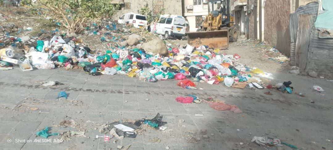 شاهد بالصور.. حملة صباحية لرفع النفايات تعز
