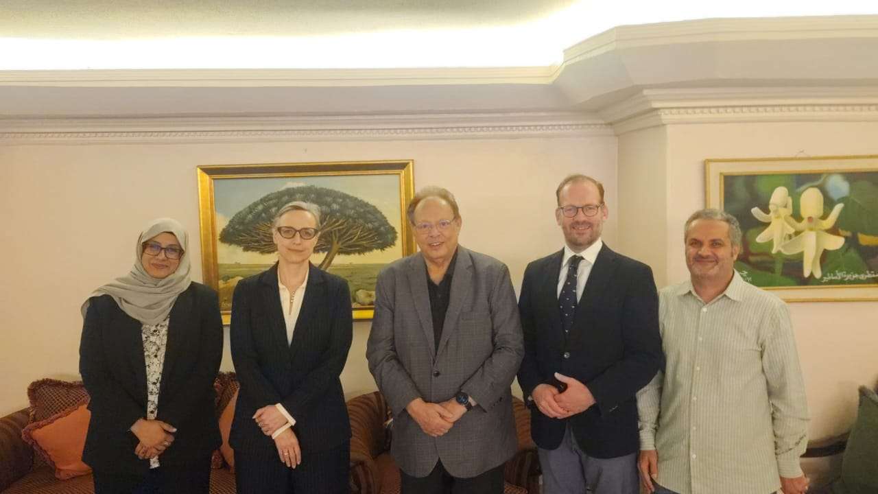 الرئيس علي ناصر محمد يلتقي بوفد مكتب مبعوث الأمين العام للأمم المتحدة إلى اليمن