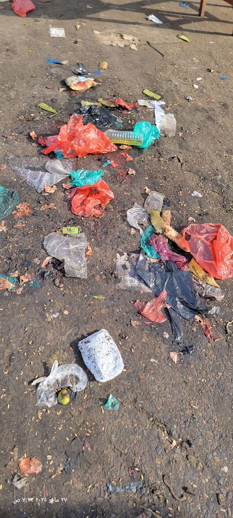 باعة جائلون يخلّفون نفاياتهم في الطريق ويتسببون في حوادث للمارة بعدن
