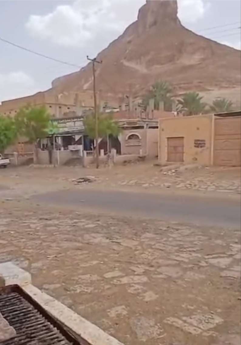 أمطار خفيفة تهطل على منطقة مشاعر بوادي العين
