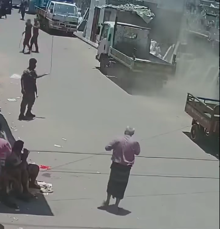 الكشف عن هوية الجندي الذي قام بعمل بطولي بعدن لحظة انفجار باص